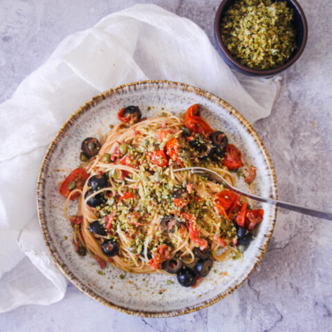 pasta puttanesca met basilicumbroodkruim ansjovis vis olijven kerstomaat spek pasta goestjes